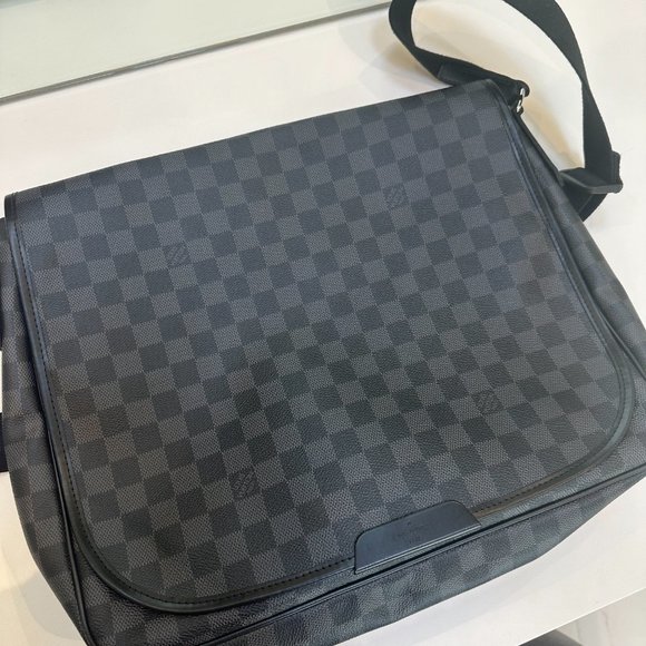 Louis Vuitton Damier Graphite Daniel GM Messenger Bag - Picture 5 of 9